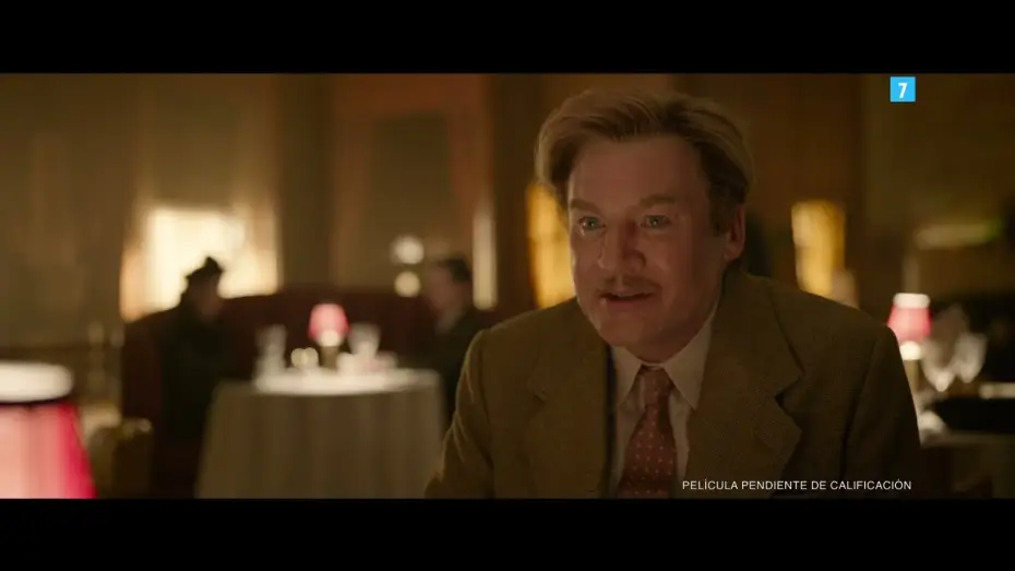Video for the film Amsterdam — Escena: 'Yo corro con la bebida'