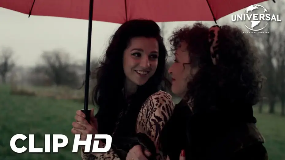 Video for the film Back to Black — Clip - Amy y su abuela pasean por el parque