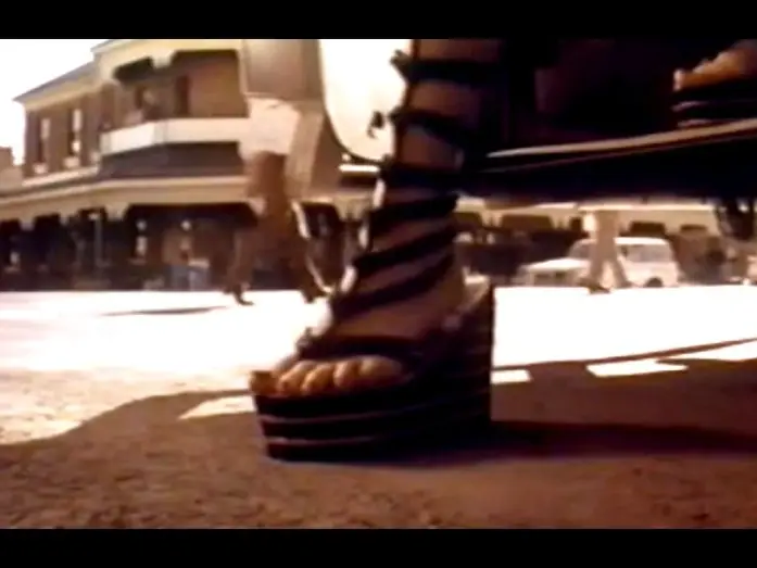 Video for the film The Adventures of Priscilla, Queen of the Desert — Priscilla - Königin der Wüste - Trailer (1994)