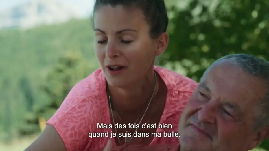 Video for the film Elle entend pas la moto — Bande annonce ELLE ENTEND PAS LA MOTO de Dominique Fischbach  - au cinéma le 10 déc. 2025