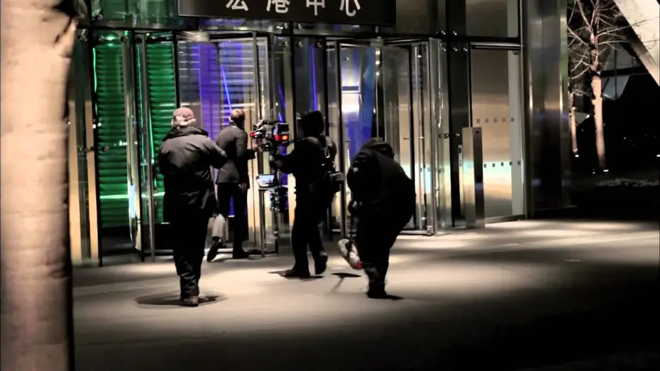 Video for the film Skyfall — 007 Skyfall - Featurette "Girare a Shanghai"