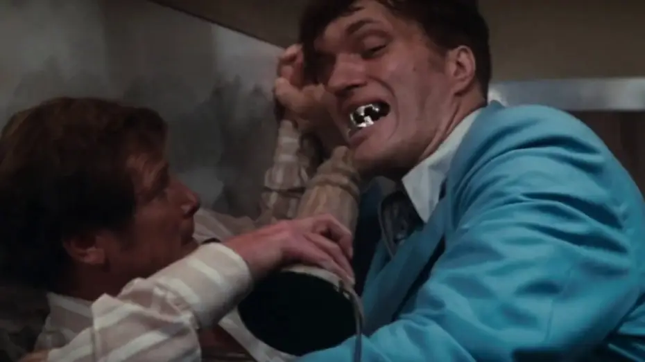 Video for the film The Spy Who Loved Me — Bond gets to grips with Jaws on the train