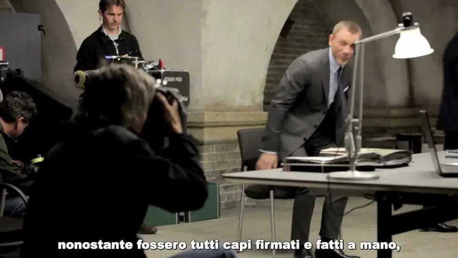Video for the film Skyfall — 007 Skyfall - Featurette "Costumi di scena"
