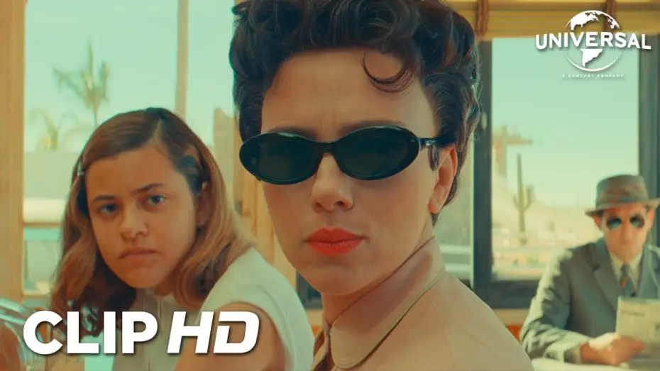 Video for the film Asteroid City — Clip - No ha pedido permiso
