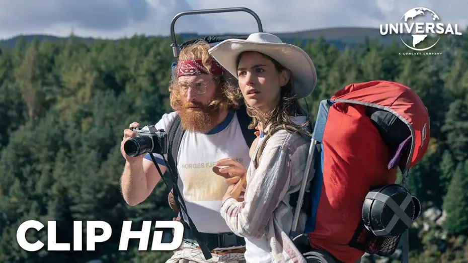 Video for the film Cocaine Bear — Clip - Dos senderistas encuentran al oso en el bosque