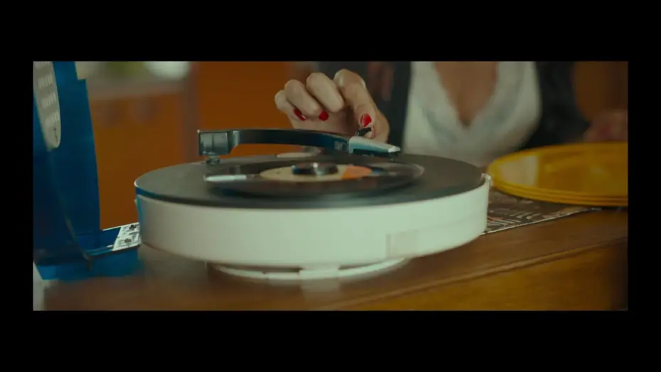 Video for the film L'immensità — Clip Rumore