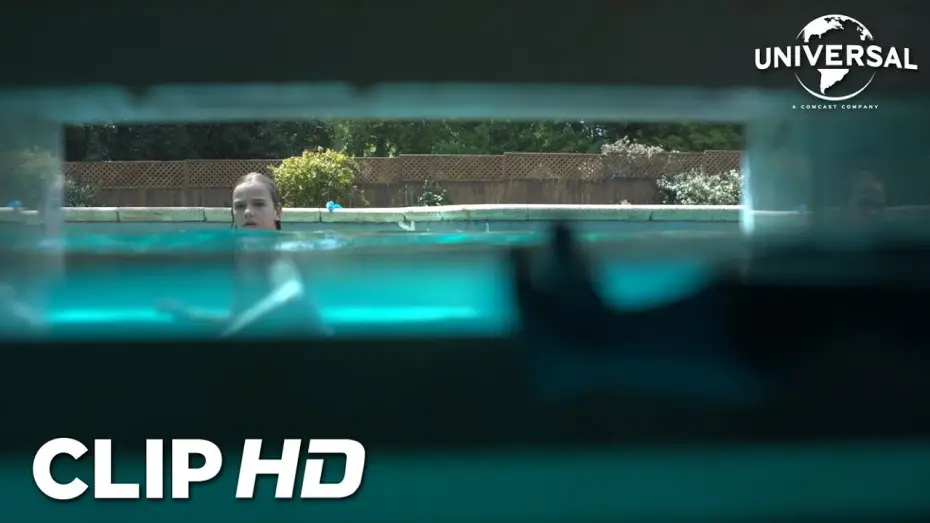 Video for the film Night Swim — Clip - Elliot oye una voz en la piscina