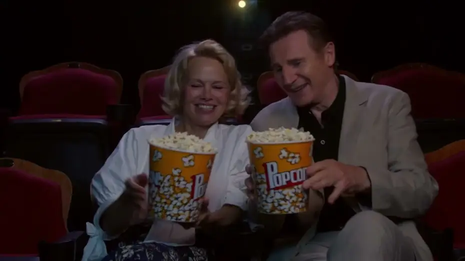 Video for the film The Naked Gun — La química entre LIAM NEESON Y PAMELA ANDERSON [VOSE]