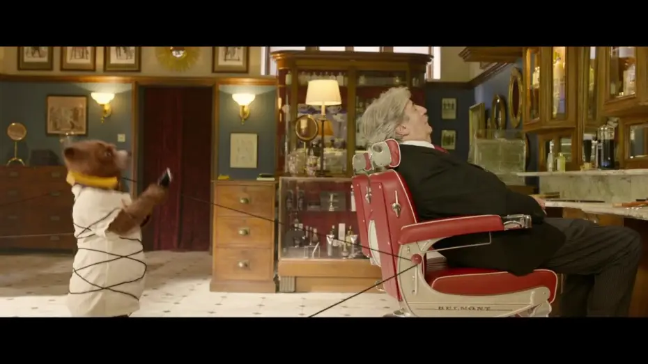 Video for the film Paddington 2 — PADDINGTON 2 - Extrait "Barbier" VF - Avec Hugh Grant et Hugh Bonneville (2017)