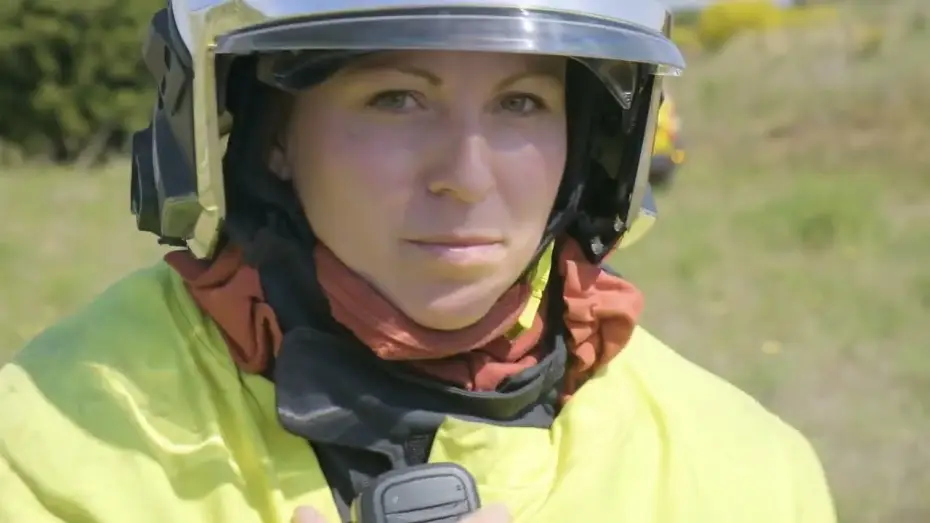 Video for the series Plus belle la vie — PBLV chez les pompiers #2 : Les femmes pompiers 🚒