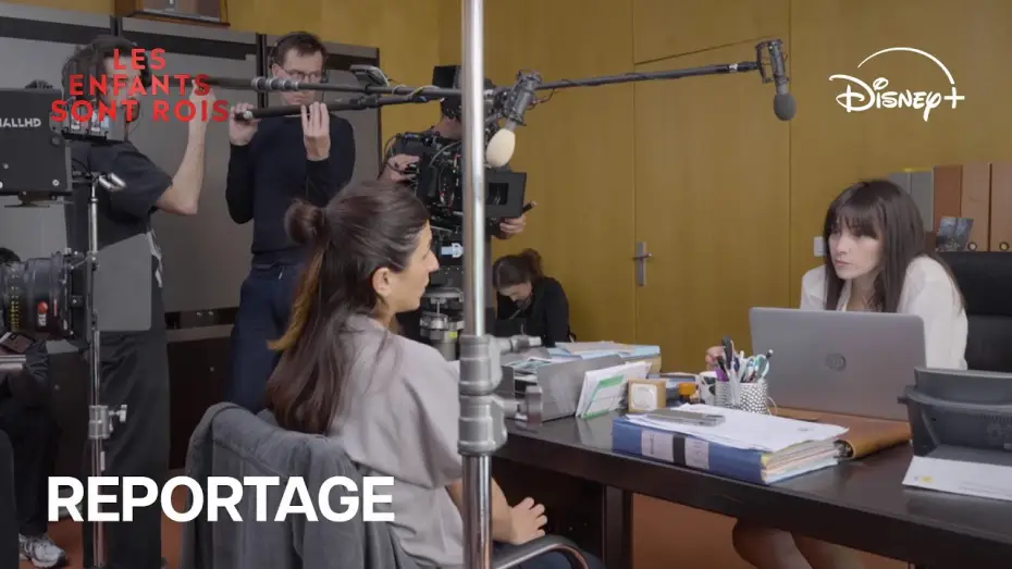 Video for the series The Disappearance of Kimmy Diore — Les enfants sont rois - Reportage : Les défis de l'adaptation
