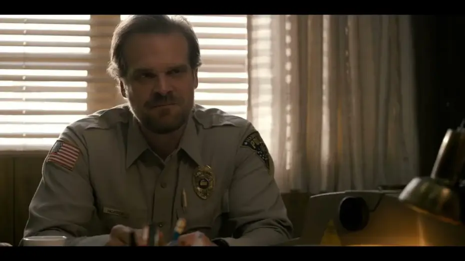 Video for the series Stranger Things — TRAILER Stranger Things Temporada 1