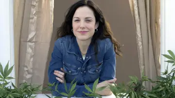 Backdrop for the TV series "Weeds" #1295311