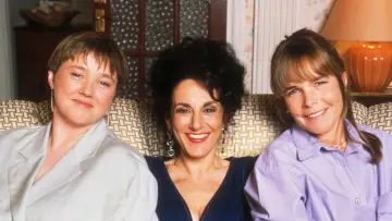 Backdrop к сериалу "Birds of a Feather" #1377593