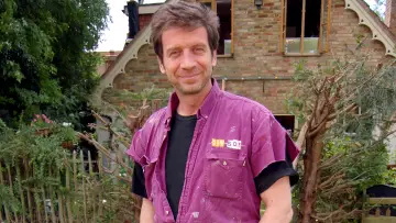 Backdrop for the TV series "DIY SOS" #1440472