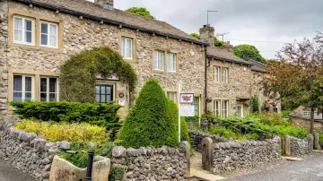 Backdrop for the TV series "Emmerdale" #1230743