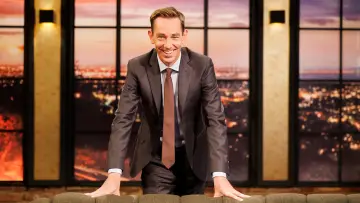 Backdrop for the TV series "The Late Late Show" #1557592