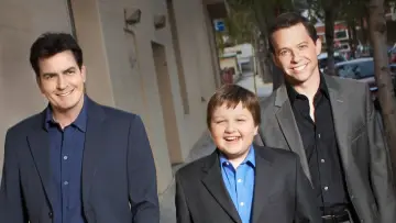 Backdrop к сериалу "Two and a Half Men" #1249491