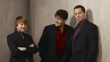 Backdrop к сериалу "Two and a Half Men" #1249504