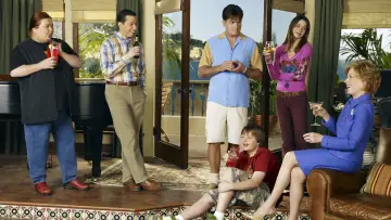 Backdrop к сериалу "Two and a Half Men" #1249511