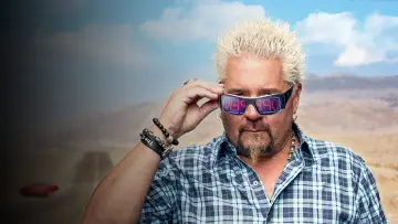 Backdrop for the TV series "Diners, Drive-Ins and Dives" #1221563