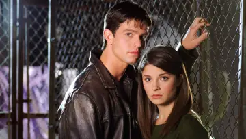 Backdrop for the TV series "Roswell" #1370630