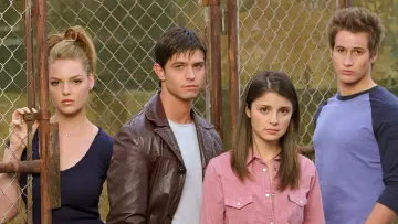 Backdrop for the TV series "Roswell" #1370631