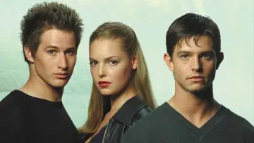 Backdrop for the TV series "Roswell" #1370648