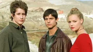 Backdrop for the TV series "Roswell" #1370649