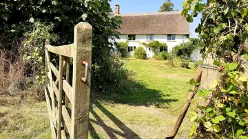 Backdrop for the TV series "Escape to the Country" #1220987