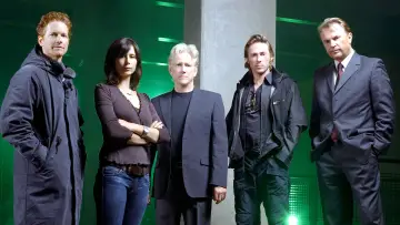 Backdrop for the TV series "The Triangle" #1681225