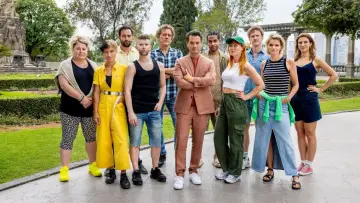 Backdrop for the TV series "Wie is de Mol?" #1437037