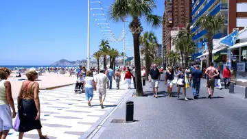 Backdrop for the TV series "Bargain-Loving Brits in the Sun" #1596031