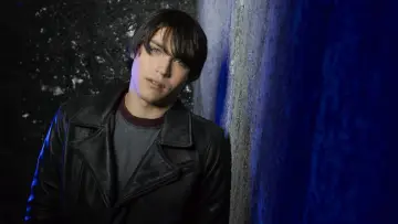Backdrop for the TV series "V" #1392473