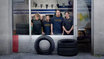 Backdrop for the TV series "Tires" #1279455