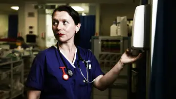 Backdrop к сериалу "24 Hours in A&E" #1428651