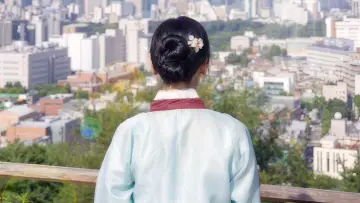 Backdrop к сериалу "Checking In With the Queen" #1496196