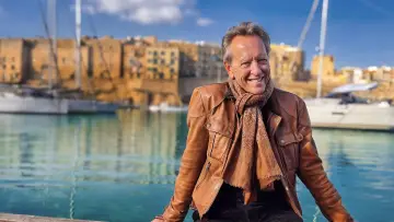 Backdrop for the TV series "Richard E. Grant