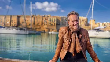 Backdrop for the TV series "Richard E. Grant