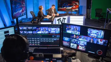 Backdrop for the TV series "The Young Turks" #1378228