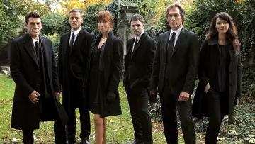Backdrop к сериалу "Crossing Lines" #1402600