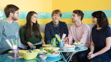 Backdrop for the TV series "Please Like Me" #1591785