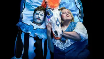 Backdrop for the TV series "Baskets" #1594159