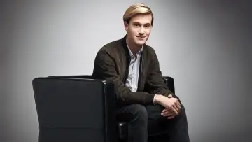 Backdrop for the TV series "Hollywood Medium with Tyler Henry" #1662914