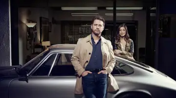 Backdrop for the TV series "Private Eyes" #1319249