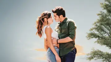 Backdrop for the TV series "Aşk Laftan Anlamaz" #1410938