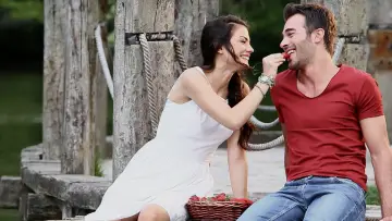 Backdrop for the TV series "Çilek Kokusu" #1449636