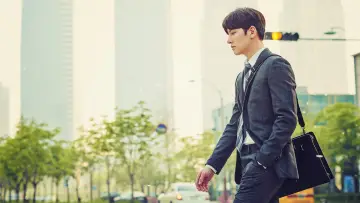 Backdrop for the TV series "Suspicious Partner" #1546697