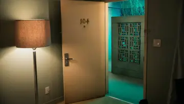 Backdrop for the TV series "Room 104" #1418725