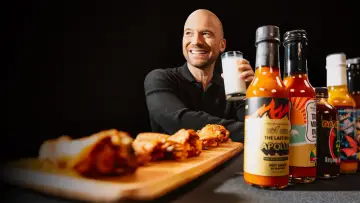Backdrop for the TV series "Hot Ones" #1300848